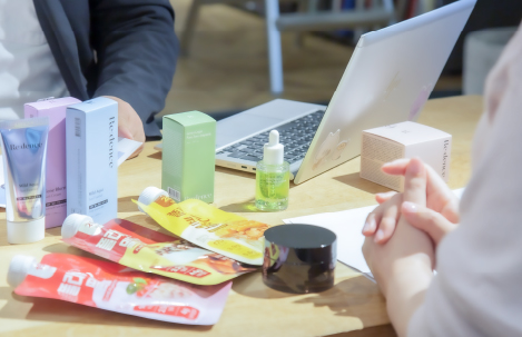 コスメメーカとの商談風景